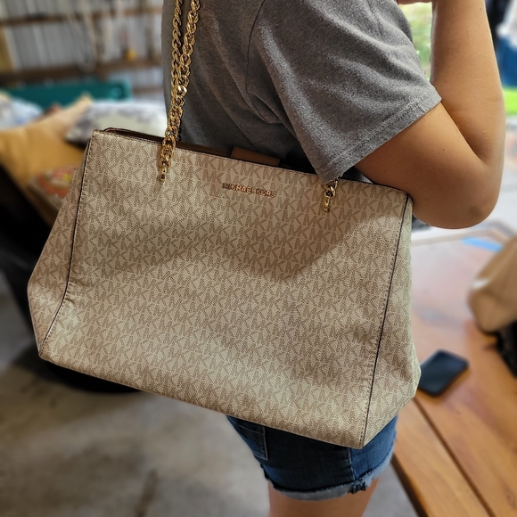 Purse - Picture 1 of 2